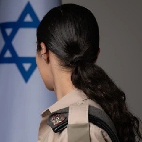 שימו עין על ע'  - הבית שלה נפגע מטיל, זה לא עצר אותה      - חדשות בפתח תקווה