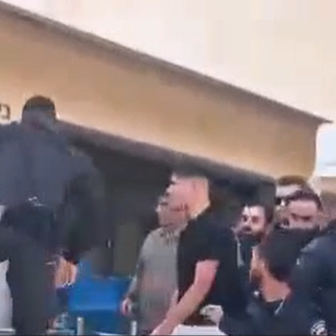 הוארך מעצרו של החשוד המרכזי ברצח - צפו במהומה מחוץ לביהמ"ש בפתח תקווה - חדשות בפתח תקווה
