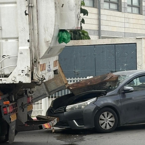 לא זו הייתה כוונת המשורר: פח מוטמן נפל ממנוף של משאית אשפה על רכב - חדשות בפתח תקווה