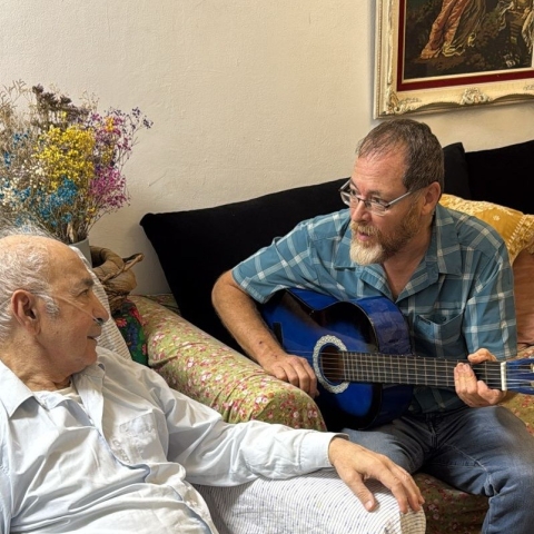 בדיקת אוזניים ומיתרי גיטרה: הביקור המרגש של מרפאת ״למענם” בפתח תקווה - צפו - קהילות בפתח תקווה