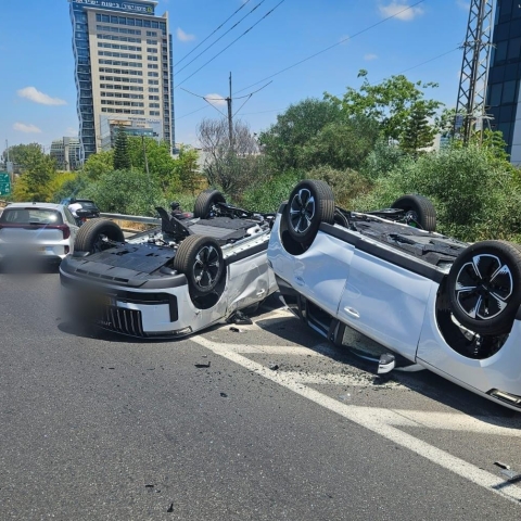 מוביל רכבים חדשים פיזר אותם ברחבי העיר תוך כדי תנועה - תחבורה בפתח תקווה