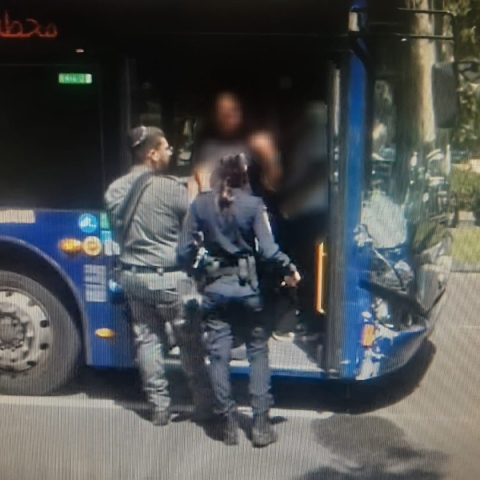 גנב אוטובוס, נהג בו ללא רישיון ופגע ברכבים - חדשות בפתח תקווה