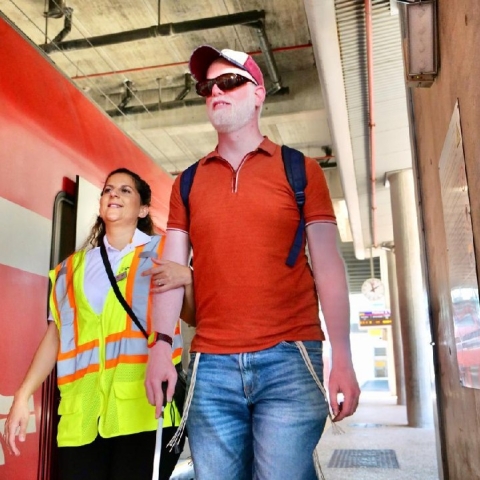 לא מפספסים את הרכבת: שיא של נוסעים עם מוגבלויות ברכבות - תחבורה בפתח תקווה