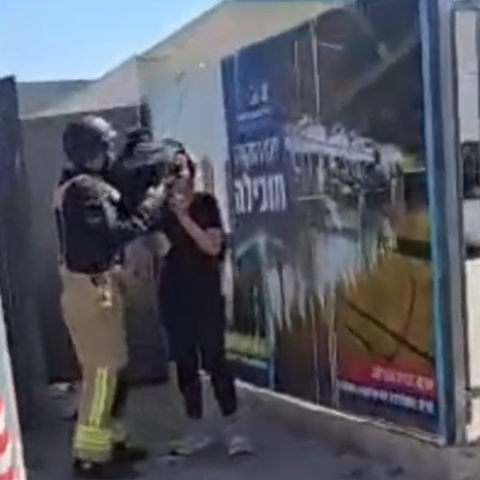 במהלך האזעקה בהדר גנים: לוחם אש הגן בגופו על אישה מבוגרת - חדשות בפתח תקווה
