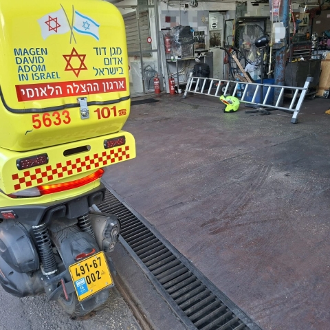 פועל נפל מגובה של כ-3 מטר במהלך עבודתו במוסך בפתח תקווה - חדשות בפתח תקווה
