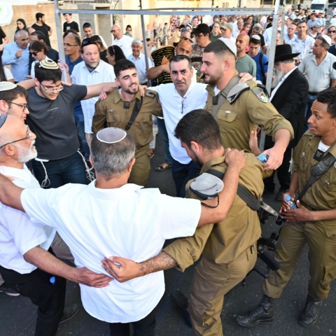 גמ"ח 'חסדי שלמה' הכניס ספר תורה חמישי להנצחת חללי צה"ל - קהילות בפתח תקווה