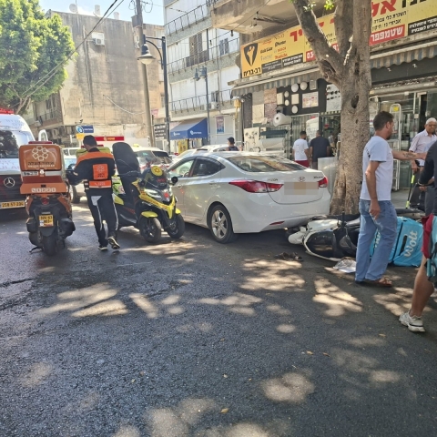 הולך רגל נפצע מפגיעת אופנוע ברחוב שטמפפר - מצבו בינוני והוא סובל מחבלה רב-מערכתית - חדשות בפתח תקווה