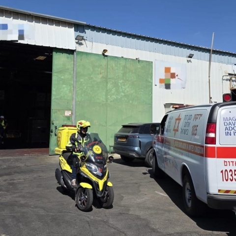 פועל נפל מגובה של כ-3 מטרים במהלך עבודתו ברח' מבצע חורב בפתח תקווה - חדשות בפתח תקווה