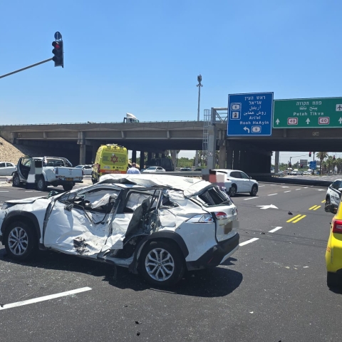 גבר כבן 55 נפצע קשה לאחר שהתהפך עם רכבו סמוך למחלף ירקון - חדשות בפתח תקווה