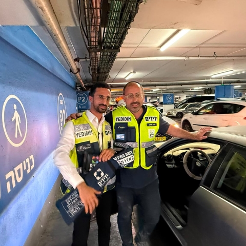 פעוט בן 3 חודשים ננעל ברכב בשגגה לעיני הוריו בשעות החום בחניון בפ"ת - חדשות בפתח תקווה