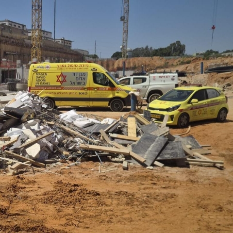 פועל נפל מגובה באתר בנייה – מצבו קשה - חדשות בפתח תקווה