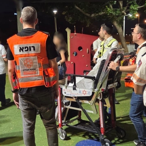  2 נערות נפלו מסככת הצללה כשטיפסו עליה בפארק שעשועים בפתח תקווה - חדשות בפתח תקווה