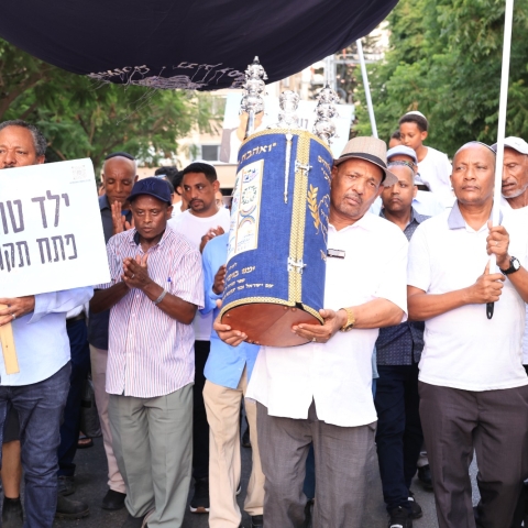 לזכרו של ימנו בנימין זלקה ז"ל: החברים גייסו כ-90,000 ש"ח - ספר תורה הוכנס לסניף בני עקיבא בו פעל - קהילות בפתח תקווה