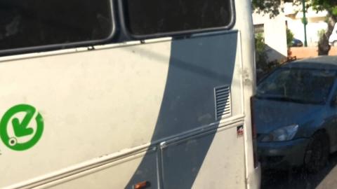 אוטובוס התנגש בעמוד חשמל בפינת - חדשות בפתח תקווה