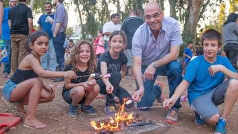 ראש העיר סובב מדורות - חיי זוהר בפתח תקווה