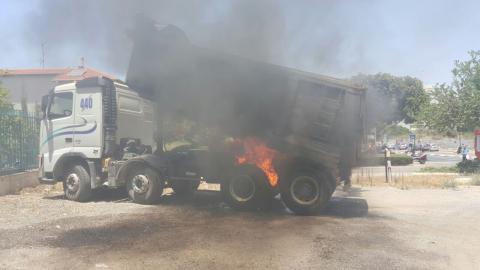 משאית עלתה באש ברחוב מנחם - חדשות בפתח תקווה