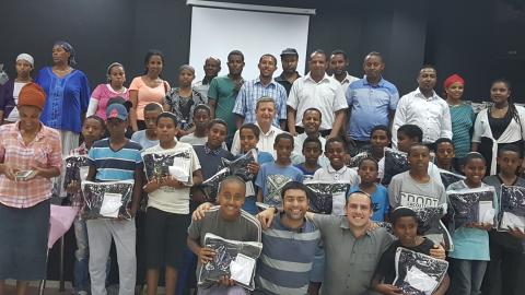 חלוקת תפילין לבני הקהילה האתיופית - חיי זוהר בפתח תקווה