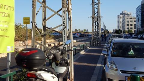 מפגעים על מדרכות-מסכנים חיים - חדשות בפתח תקווה