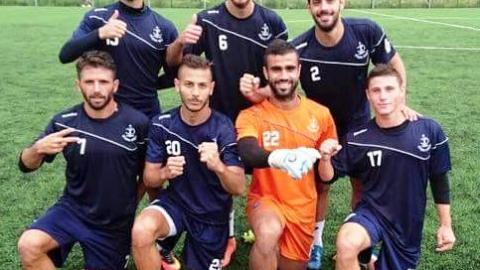 מתקפת יתושים במהלך משחק כדורגל - ספורט בפתח תקווה
