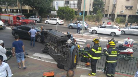 רכב התהפך ברחוב פינס - - חדשות בפתח תקווה