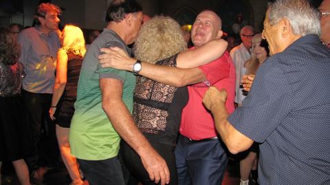 שש במכה אחת - חיי זוהר בפתח תקווה