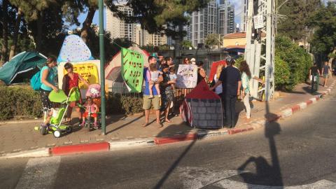 מפגינים נגד סגירת הגנים - חינוך בפתח תקווה