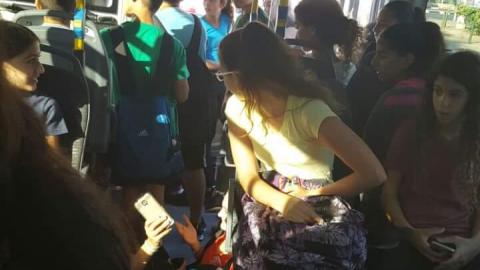 נדחקים בכוח בין דלתות האוטובוס - חדשות בפתח תקווה