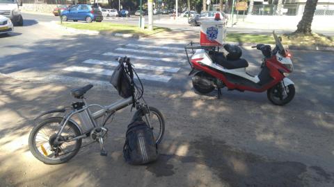 רוכב אופניים התמוטט על רקע - חדשות בפתח תקווה