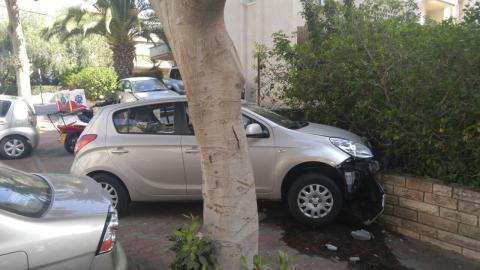 נהגת התנגשה בחומת בניין ברחוב - חדשות בפתח תקווה