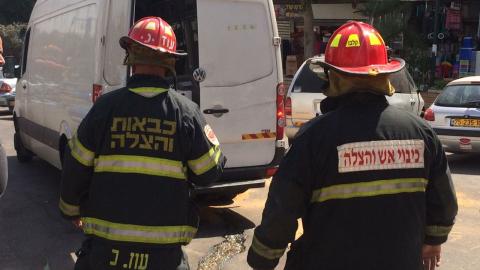 מיכל חומצה נפל מרכב מסחרי - חדשות בפתח תקווה