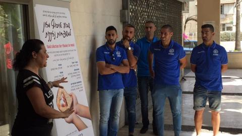 שחקני מכבי פתח תקוה התנדבו - ספורט בפתח תקווה