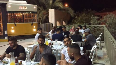 מכבי פתח תקוה מתגבשת במסעדה - חיי זוהר בפתח תקווה