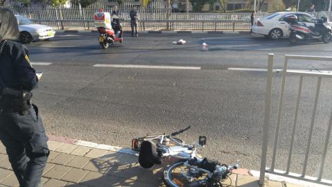 רוכב אופניים נפגע מרכב בדרך - חדשות בפתח תקווה