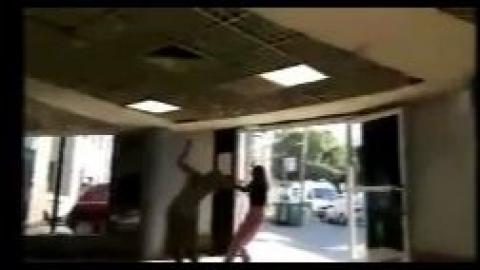 בת 19 משכה בשערות אישה - חדשות בפתח תקווה