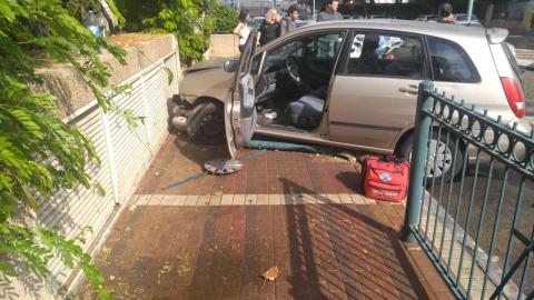 נהגת רכב נפצעה בינוני ברחוב - חדשות בפתח תקווה