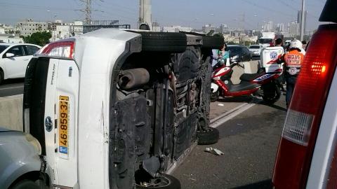 2 תאונות הבוקר: רכב התהפך - חדשות בפתח תקווה