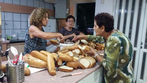 כריך טעים מחכה במזכירות למי - חינוך בפתח תקווה