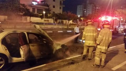 רכב עלה באש ברחוב העצמאות - חדשות בפתח תקווה