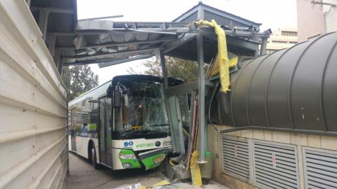 אוטובוס חצה שני נתיבים ופגע - חדשות בפתח תקווה