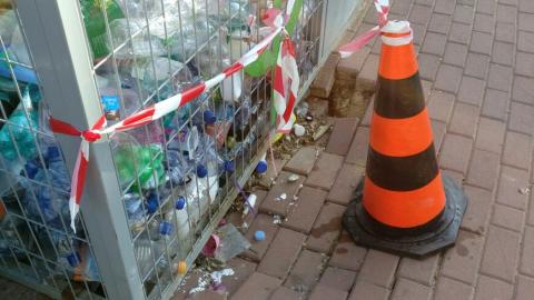 הכלב נתקל במדרכה ונפל לבור - איכות הסביבה וחזות העיר בפתח תקווה