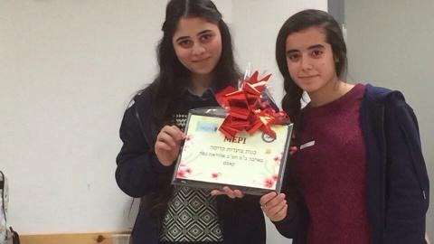 תלמידות מחטיבת גולדה ותלמידות מחטיבת - חינוך בפתח תקווה