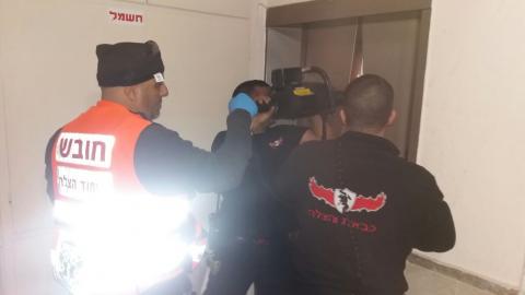 כיבוי אש פועל לחילוץ לכודים - חדשות בפתח תקווה