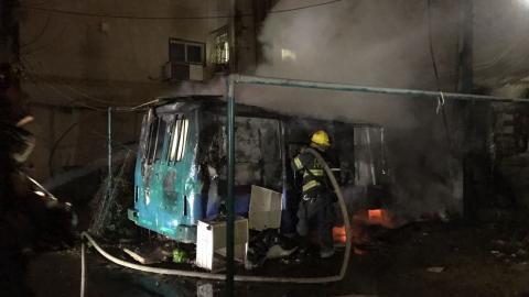 רכב עלה באש צמוד לבניין - חדשות בפתח תקווה