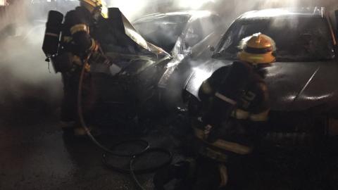 חשד להצתה: 2 רכבים נשרפו - חדשות בפתח תקווה