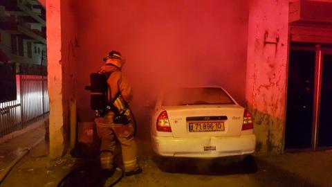 רכב עולה באש מתחת לבניין - חדשות בפתח תקווה
