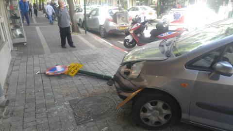 הולך רגל נפגע מרכב שעלה - חדשות בפתח תקווה