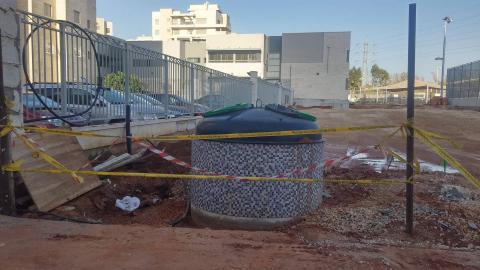 חיים בזבל: העירייה הציבה פח - איכות הסביבה וחזות העיר בפתח תקווה