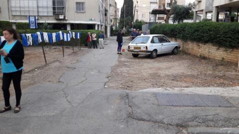 תושבי רחוב בייליס חסמו בגופם - חדשות בפתח תקווה