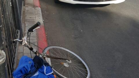רוכב אופניים נפגע מרכב ברח' - חדשות בפתח תקווה