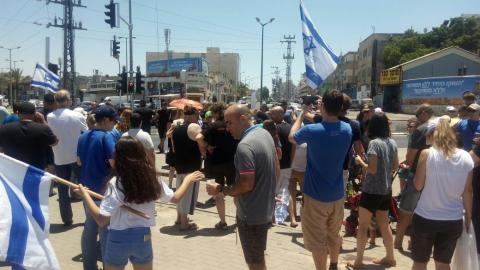 מפגינים נגד העתקת התחנה המרכזית - חדשות בפתח תקווה